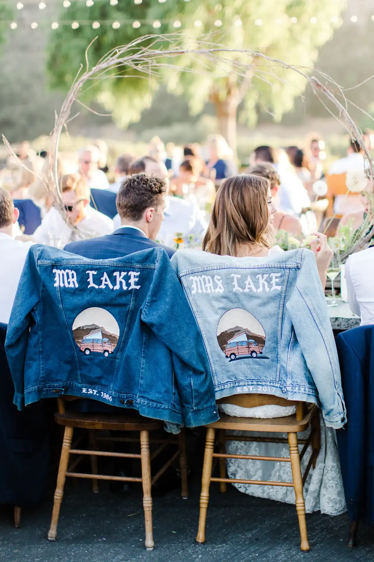 Mr és Mrs Lake feliratú festett farmerdzsekik a székek támláján