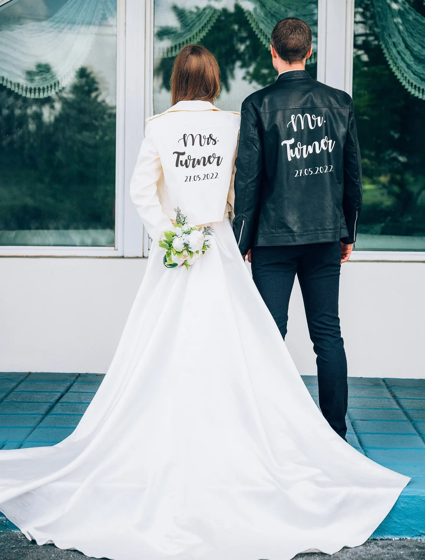 Mr és Mrs Turner feliratú festett bőrdzsekik